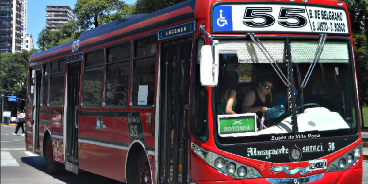 SanRampoldiL's tweet photo. La línea 55 tiene que ser de las peores del AMBA. Esperé 15 min a las 8am, viene uno VACÍO, le hacemos seña y el chofer nos mira, se nos ríe y no frena. El siguiente tardó 20 min más. 35 min tirados para llegar tarde al laburo.
#Linea55 #AMBA #CNRT https://t.co/AoLVWopaTK