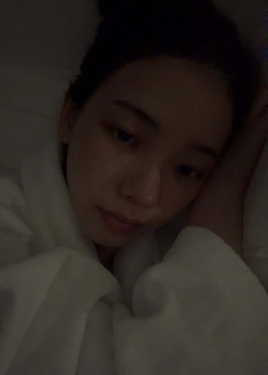 ujiminphoria's tweet photo. KARINA WENT LIVE BAREFACED AND SHE LITERALLY LOOKS LIKE HER PREDEBUT ERA OMG😭 https://t.co/wZ96p6L693