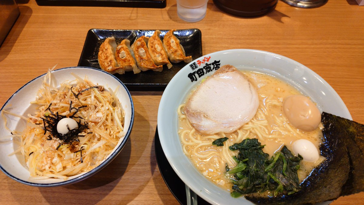 stecus_rs's tweet photo. お土産調達を終えた後の今夜の夕飯は… 入店3回目の家系チェーンのお店へ   今夜ももれなく盛況してました   ‘油少なめ’にするとスープが大人し過ぎちゃうんよね   次回以降は‘麺硬め’だけにしましょう
( '-') https://t.co/6fSLaYymW8