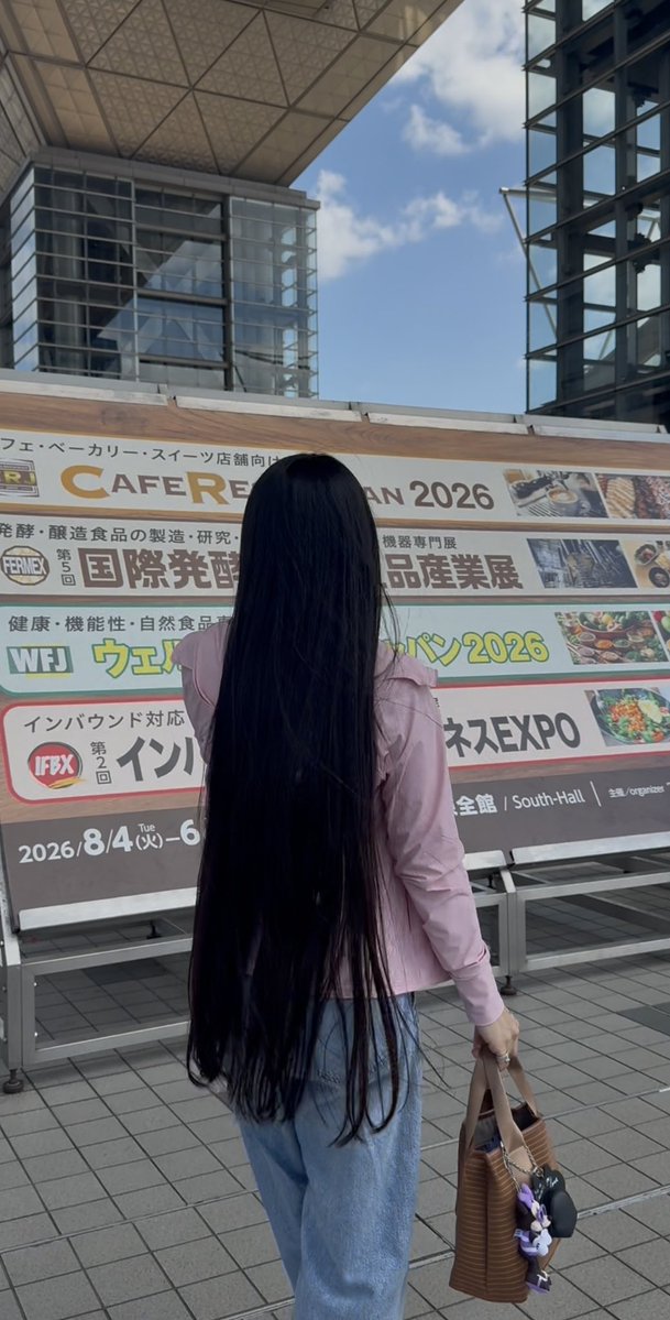Vertexkey's tweet photo. この場所っていつも風が凄くて髪の毛ボサボサになるんだけどシャッターチャンス到来📷✨
#スーパーロングヘア #ストレートヘア https://t.co/wBTinujPbu