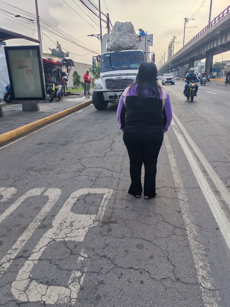 VIRCOP1's tweet photo. @ALEIDAALAVEZ
@Alc_Iztapalapa @GobCDMX @UCS_GCDMX más de UN AÑO reportado esta vulcanizadora irregular que obstruye la banqueta y el parabus, llena de basura la calle, pero con calma total nada más nos jugamos la vida esperando el transporte público en segunda fila, no hay prisa https://t.co/uobrPcCvZr