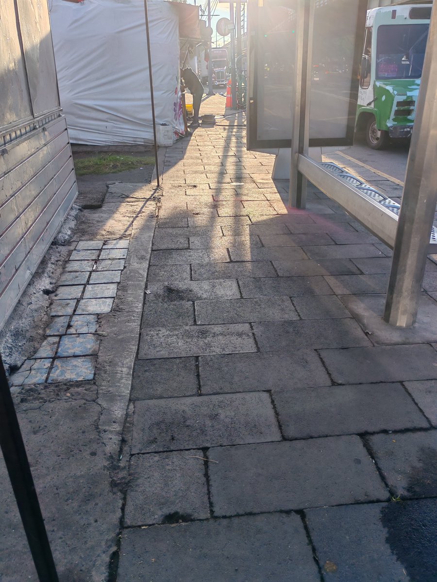 VIRCOP1's tweet photo. @ALEIDAALAVEZ
@Alc_Iztapalapa @GobCDMX @UCS_GCDMX más de UN AÑO reportado esta vulcanizadora irregular que obstruye la banqueta y el parabus, llena de basura la calle, pero con calma total nada más nos jugamos la vida esperando el transporte público en segunda fila, no hay prisa https://t.co/uobrPcCvZr