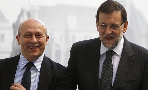 FonsiLoaiza's tweet photo. El hijo del exministro Wert llama "aristócratas" a funcionarios y pensionistas. Su padre fue colocado embajador como retiro de oro en un palacete de París con un sueldo de 130.000€ para que trabajara con su exsecretaria de Estado, con la que se había casado semanas antes. https://t.co/Bqj8LABLlp