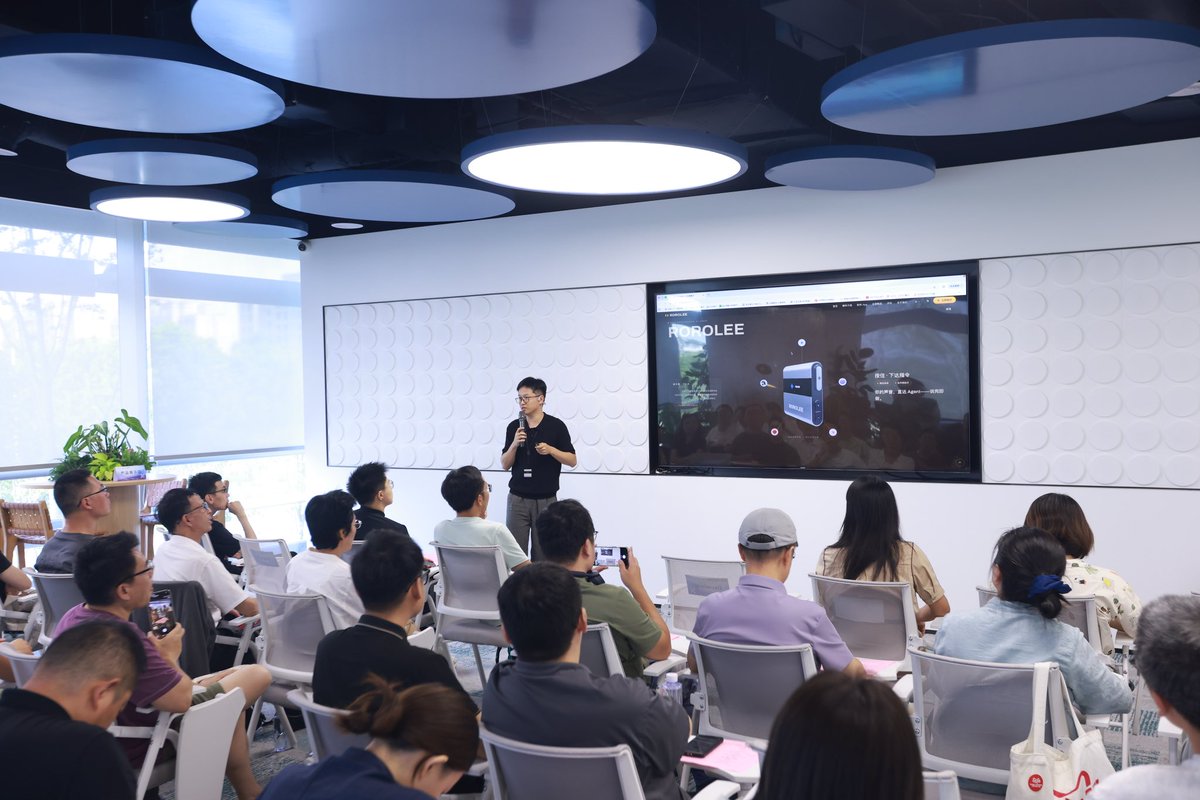 willverse_ai's tweet photo. Today I shared Deotaland’s perspective at the AI Companion Hardware Salon in Shanghai.

The next challenge for us is creating a better interface between humans and agents.

#AI #AIAgents #AIHardware #Willverse https://t.co/hB4ZNq8rUp