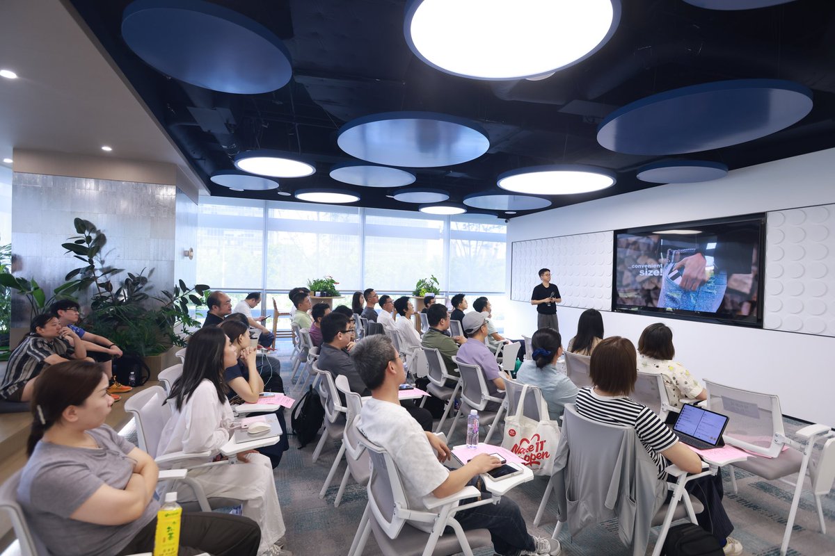 willverse_ai's tweet photo. Today I shared Deotaland’s perspective at the AI Companion Hardware Salon in Shanghai.

The next challenge for us is creating a better interface between humans and agents.

#AI #AIAgents #AIHardware #Willverse https://t.co/hB4ZNq8rUp