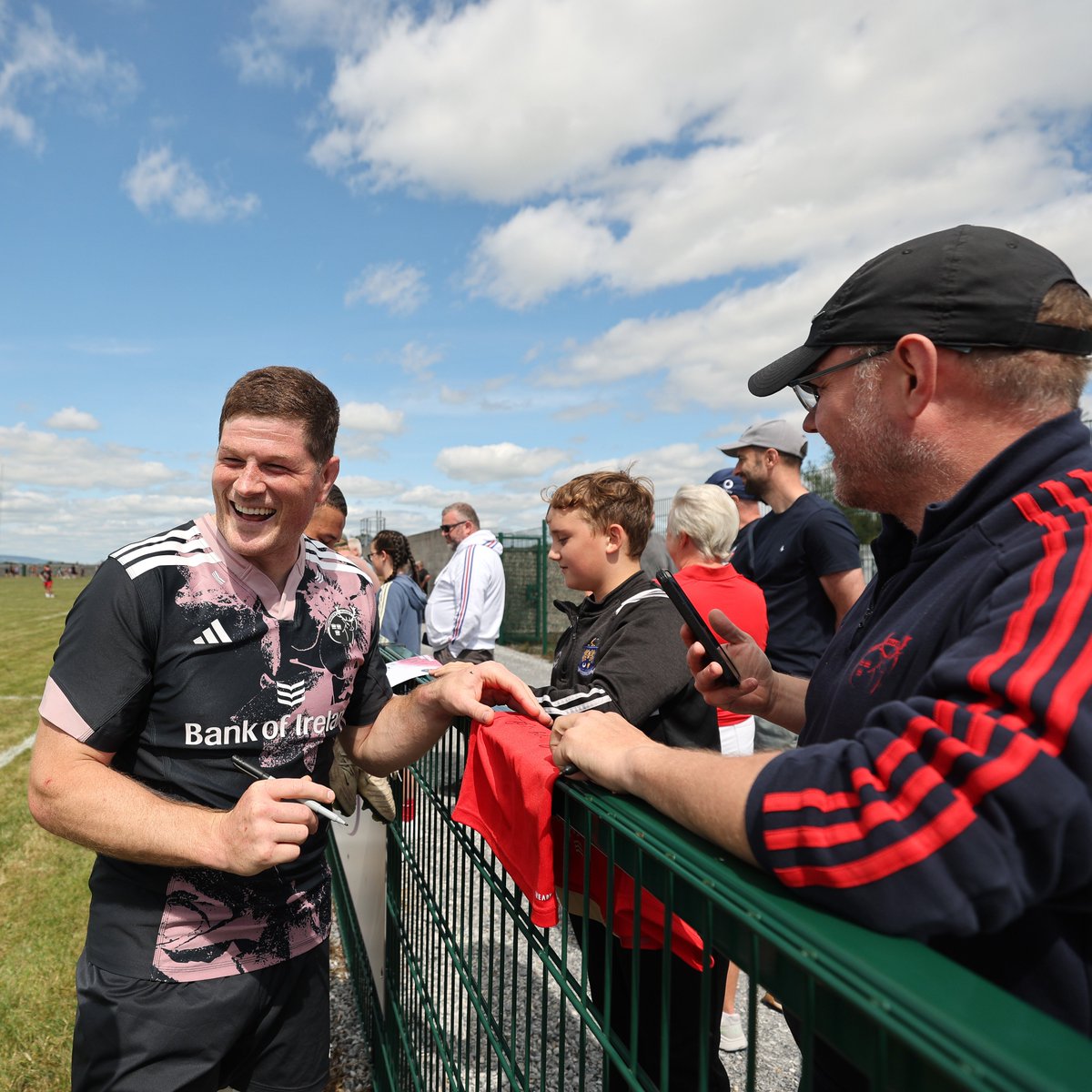 Munsterrugby's tweet photo. Always meet your heroes 🥰

A huge thanks to everyone at @ThurlesRFC for the fantastic welcome on Friday ⚫️⚪️

#MunsterFamily #SUAF 🔴 https://t.co/mt941p6jK6
