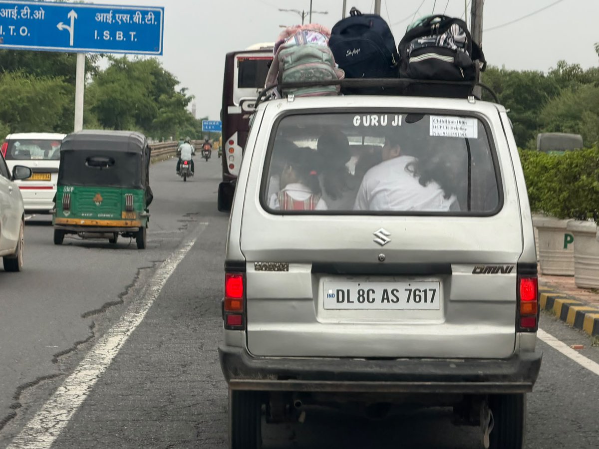 PramodS1619's tweet photo. @dtptraffic @DelhiPolice @DCP_NorthWest @CMODelhi  04 Aug 2026 की स्थिति हैें/ निजी वाहन स्कूली बच्चों को अवैध रूप से ले जा रहे हैं। न तो माता-पिता अपने बच्चों की सुरक्षा के चिंतित हैं और न पुलिस का डर / https://t.co/6KVgObVvLA