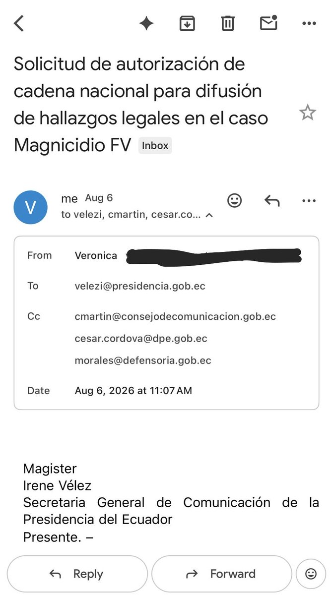 veronicasetam's tweet photo. A la opinión pública:

¿Desde cuándo una acusación de Fiscalía se convirtió en una sentencia mediática, abusando del poder y de los recursos públicos?

El 6 de agosto solicitamos que se nos conceda el mismo espacio y tiempo en cadena nacional otorgado a la otra parte procesal en el caso #MagnicidioFV. Han pasado cuatro días y seguimos sin respuesta.

Como hijas de José Ricardo Serrano Salgado y abogadas, solicitamos ese espacio para exponer hechos y actuaciones que comprometerían a funcionarios de instituciones del Estado Policía, SNAI, Fiscalía y operadores de justicia antes, durante y después del asesinato de Fernando Villavicencio, así como las denuncias que nuestro padre presentó ante la Fiscalía y el Consejo de la Judicatura, incluso antes de ser procesado, relacionadas con el caso #MagnicidioFV.

Mientras tanto, con fondos públicos se intenta instalar una narrativa que presenta a nuestro padre, José Serrano Salgado, como culpable antes de que el juez siquiera haya deliberado. ¿Esa cadena nacional busca informar a la ciudadanía o influir en la opinión pública y presionar a la justicia?

En un Estado de derecho, la Fiscalía acusa, los jueces juzgan y solo una sentencia determina la culpabilidad cuando el proceso ha sido transparente. Pero recordemos que el sistema de justicia ecuatoriano atraviesa una crisis institucional marcada por casos de corrupción, interferencias y destitución de jueces que han actuado conforme a derecho y cuyas decisiones no se han alineado con el poder de turno. Precisamente por eso, la independencia y transparencia de la justicia deben ser protegidas, no condicionadas por narrativas públicas.

La Ley Orgánica de Comunicación exige equidad en la difusión de procesos judiciales y prohíbe presentar como culpable a una persona antes de una sentencia ejecutoriada.

Buscar la verdad y exigir justicia no puede significar condenar públicamente a un inocente como nuestro padre, José Serrano, ni construir una narrativa basada en el testimonio de cuatro criminales mientras se protege a quienes pudieran tener responsabilidad. Y menos aún en vísperas de elecciones.

La justicia no puede construirse sobre una sola versión de los hechos. La información es un derecho humano y debe ser contrastada, verificada y dar espacio, en condiciones de equidad, a todas las partes procesales.

Una sola versión no puede ni debe ser difundida abusando del poder y de recursos públicos que nos pertenecen a todos los ecuatorianos.

Sin verdad no hay justicia; sin justicia no hay democracia.

@DEFENSORIAEC @CesarCordovaEc @IreneVelezF @cesar_martinm @rwmvcnj #MagnicidioFV