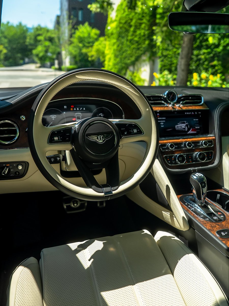 nocarcontext's tweet photo. BENTLEY BENTAYGA 🖤🖤 https://t.co/3sQQKOd0oO