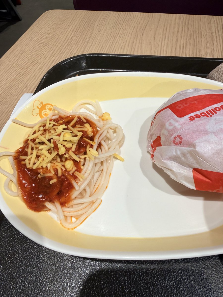 itsmeraymel's tweet photo. Napaka dami ng half spag nyo @jollibee https://t.co/AihstPPCIm