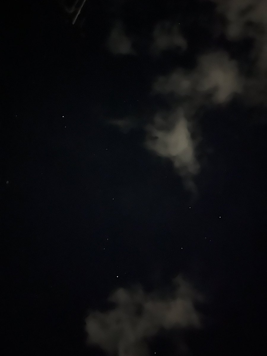 CocoaAnnzu's tweet photo. 何十年かぶりに、北斗七星を見ました🌃

夏の大三角形も。

さそり座…は、数年前に山梨で見た。

星に詳しい人？この3点、私の認識違いかな？

でも、良いや。
今夜は天然のプラネタリウムの下にいます
🪐

この中に星がたくさん写ってます。
見えねぇ笑 https://t.co/9QeAGyefxF