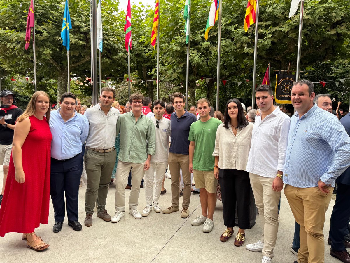 NNGGPaisVasco's tweet photo. Ayer celebramos el Día de Cantabria junto a nuestros compañeros de
@nnggcantabria 

En Cantabria hay un proyecto que ha devuelto la ilusión a los jóvenes cántabros.

@mjburuaga seguirá liderando el cambio que Cantabria merece. https://t.co/JUCOGLehtl
