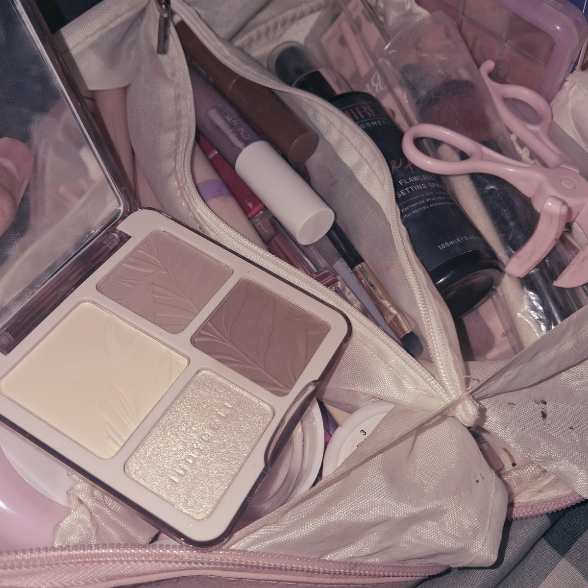 dddf4mccy4's tweet photo. demi pallete judydoll gwa rela mengeluarkan money 100k an, CAKEP BGT GA NYESEL https://t.co/uwl1Y5fKWT