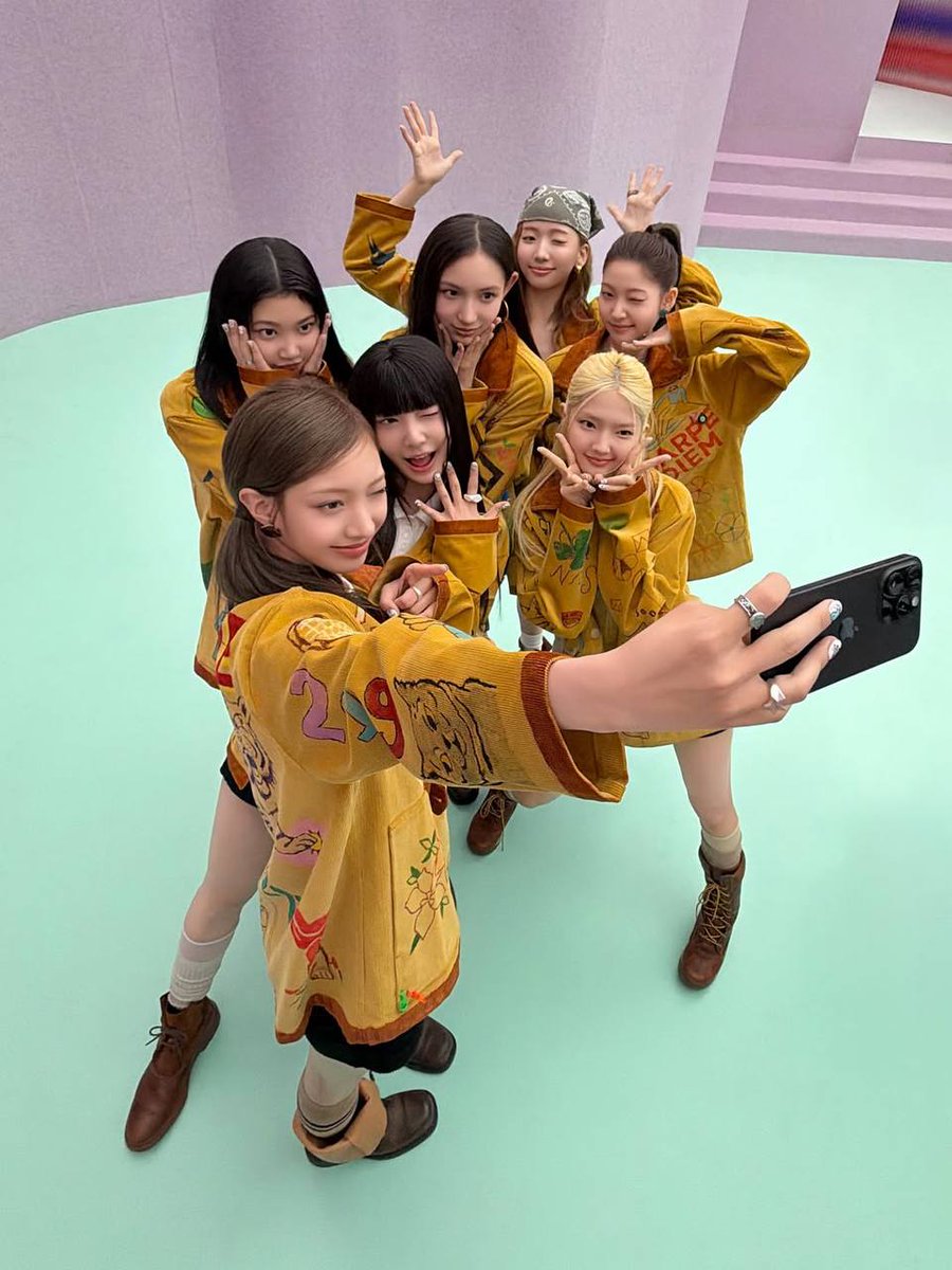 sakkituide's tweet photo. <+444, https://t.co/EiqkldvPH9!> 𖤣 it just wouldn’t feel complete without snapping a selca when we’re all together, so i’ll be revealling our gallery bit by bit! this is basically what happens when we get together: there’s no way we wouldn’t end up with thousands of photos! :c https://t.co/O6dprXAx2X