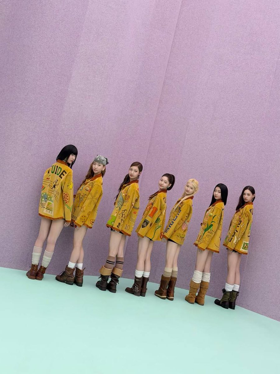 sakkituide's tweet photo. <+444, https://t.co/EiqkldvPH9!> 𖤣 it just wouldn’t feel complete without snapping a selca when we’re all together, so i’ll be revealling our gallery bit by bit! this is basically what happens when we get together: there’s no way we wouldn’t end up with thousands of photos! :c https://t.co/O6dprXAx2X