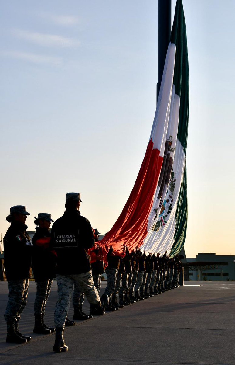 GN_MEXICO_'s tweet photo. Al izar la Bandera, las y los integrantes de la #GuardiaNacional refrendamos nuestra lealtad y patriotismo con México, trabajando con legalidad y disciplina por un México de #JusticiaYPaz https://t.co/UpjYcAq1gF