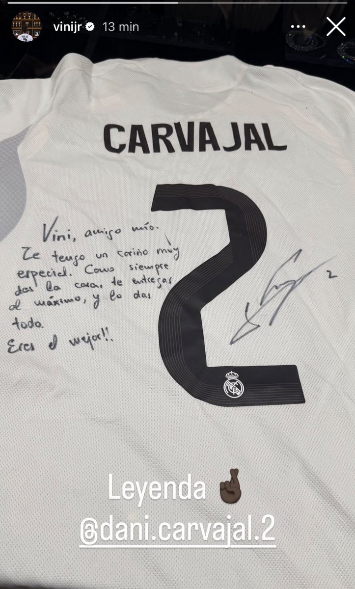 Mario___RM's tweet photo. Carvajal le ha dado su camiseta a Vinicius con ese mensaje escrito.

Pero si a mí me habían dicho que Vinicius era un mal compañero por no haber estado en su último partido. https://t.co/RcBLx3LGsQ