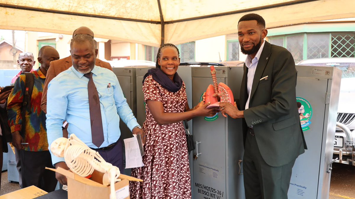 bbstvug's tweet photo. Mmeeya wa Munisipaali ye Nansana John Bosco Sserunkuuma olwaleero akuliddemu okugaba ebintu bya Sayansi ebikozesebwa  mukusoma nga bino babiwadde mu masomero ga Gavumenti aga Pulayimale agasoba mu 20 mu Munisipaali eno. Ebintu bino babiwadde amasomero 10 agasinga okukola obulungi wamu naago 10 agakola obubi gasobole okwerwanako nago gaveeyo. #BBSKATI