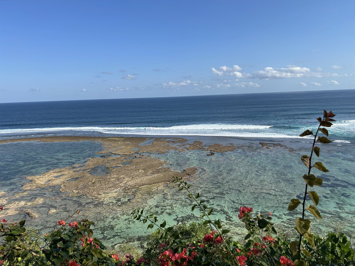 ryotata0324's tweet photo. 〜バリ島1日目〜
よくわからんけどとても大きいラスボス。とても小さいお寺とサンセット。そして、バリの伝統的な舞踏劇のケチャックダンスはまじで良かった！楽器なしで1時間も声出し続けてて凄い迫力やった！色んな国の伝統ってやっぱりいいなって感じた！ https://t.co/j0g3uUKAK5