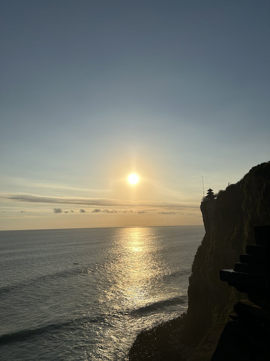ryotata0324's tweet photo. 〜バリ島1日目〜
よくわからんけどとても大きいラスボス。とても小さいお寺とサンセット。そして、バリの伝統的な舞踏劇のケチャックダンスはまじで良かった！楽器なしで1時間も声出し続けてて凄い迫力やった！色んな国の伝統ってやっぱりいいなって感じた！ https://t.co/j0g3uUKAK5