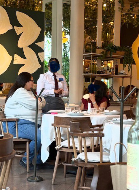 pedroferriz3's tweet photo. Aquí mi gordita comiendo en el restaurante Negroni

El ticket promedio por persona es de unos 1800 pesos, yo lo multiplicaría por 2 más la invitada

La austeridad que nunca llegó https://t.co/6BpjMzSGww