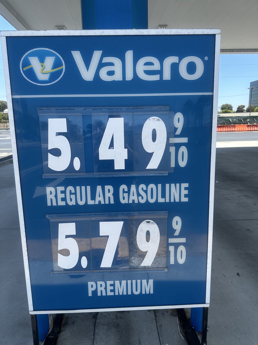 sfckeepitreal's tweet photo. Gas price at Los Angeles Air Station. What happened to the projected $2.50 https://t.co/ukmaxKhKgm