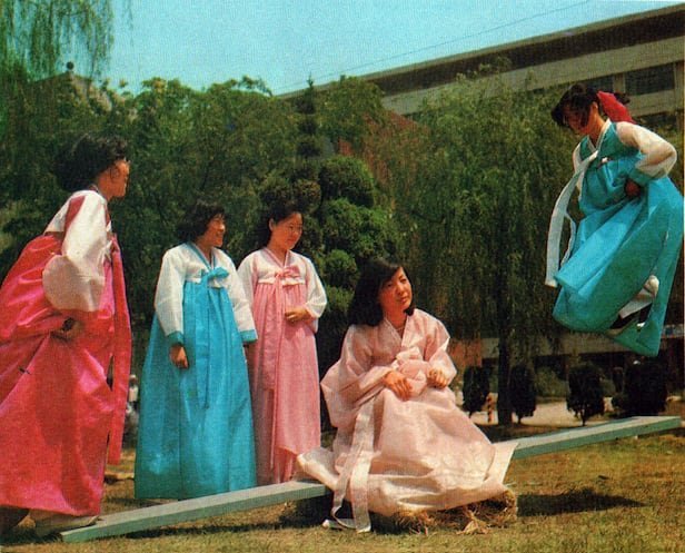 nulpuleunsonamu's tweet photo. #한복
#Hanbok
#한국
1970년대 건국대 일감호 축전
ⓒ 건국대학교 https://t.co/SKmyr4Ih47