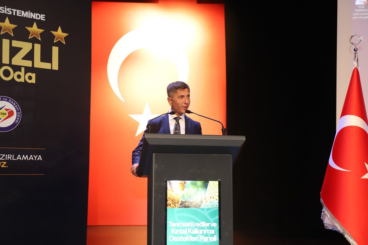 Tekirdagtarim's tweet photo. Tekirdağ İl Tarım ve Orman Müdürlüğü ile Çorlu Ticaret ve Sanayi Odası iş birliğinde düzenlenen "Tarımsal Krediler ve Kırsal Kalkınma Destekleri Paneli", Çorlu TSO Enis Sülün Konferans Salonu ve Gösteri Merkezi’nde gerçekleştirildi.

Panel öncesi tarıma dayalı sanayi sektörü temsilcileri ürünlerini tanıttı.
Panele; üreticiler, kamu kurum ve kuruluş yöneticileri, sivil toplum kuruluşları temsilcileri ve tarım sektörü paydaşları katıldı.

Açılış konuşmalarını Çorlu Kaymakamı Niyazi ERTEN ve Tekirdağ İl Tarım ve Orman Müdürü Mehmet AKSOY'un yaptığı programda; Tekirdağ İl Tarım ve Orman Müdürü Mehmet AKSOY, Tarım ve Kırsal Kalkınmayı Destekleme Kurumu (TKDK) İrtibat Ofis Uzmanı Kadir Ferit KARAARSLAN, Tekirdağ Ziraat Katılım Bankası Şube Müdürü Hacı Bekir ONAY konuşmacı olarak yer aldı.
Panelde; tarımsal destekleme politikaları, iklim değişikliği çerçevesinde yapılan projeler, destekleme modelleri, sürdürülebilir tarımsal üretim yöntemleri ile kurumlar arası iş birliğinin önemi ele alındı.

Etkinlik, soru cevap bölümü ile sona erdi.
@TCTarim 
@ibrahimyumakli 
@mehmetaksoy1972