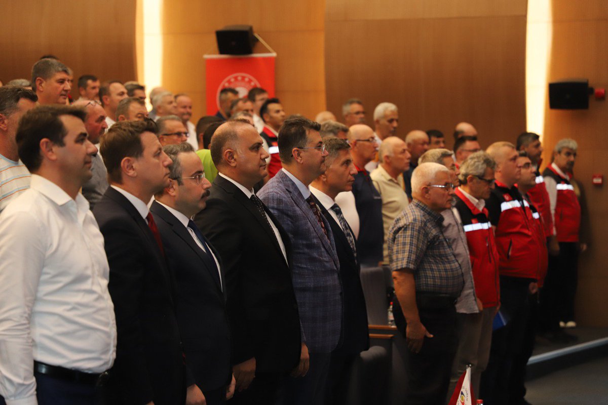 Tekirdagtarim's tweet photo. Tekirdağ İl Tarım ve Orman Müdürlüğü ile Çorlu Ticaret ve Sanayi Odası iş birliğinde düzenlenen "Tarımsal Krediler ve Kırsal Kalkınma Destekleri Paneli", Çorlu TSO Enis Sülün Konferans Salonu ve Gösteri Merkezi’nde gerçekleştirildi.

Panel öncesi tarıma dayalı sanayi sektörü temsilcileri ürünlerini tanıttı.
Panele; üreticiler, kamu kurum ve kuruluş yöneticileri, sivil toplum kuruluşları temsilcileri ve tarım sektörü paydaşları katıldı.

Açılış konuşmalarını Çorlu Kaymakamı Niyazi ERTEN ve Tekirdağ İl Tarım ve Orman Müdürü Mehmet AKSOY'un yaptığı programda; Tekirdağ İl Tarım ve Orman Müdürü Mehmet AKSOY, Tarım ve Kırsal Kalkınmayı Destekleme Kurumu (TKDK) İrtibat Ofis Uzmanı Kadir Ferit KARAARSLAN, Tekirdağ Ziraat Katılım Bankası Şube Müdürü Hacı Bekir ONAY konuşmacı olarak yer aldı.
Panelde; tarımsal destekleme politikaları, iklim değişikliği çerçevesinde yapılan projeler, destekleme modelleri, sürdürülebilir tarımsal üretim yöntemleri ile kurumlar arası iş birliğinin önemi ele alındı.

Etkinlik, soru cevap bölümü ile sona erdi.
@TCTarim 
@ibrahimyumakli 
@mehmetaksoy1972