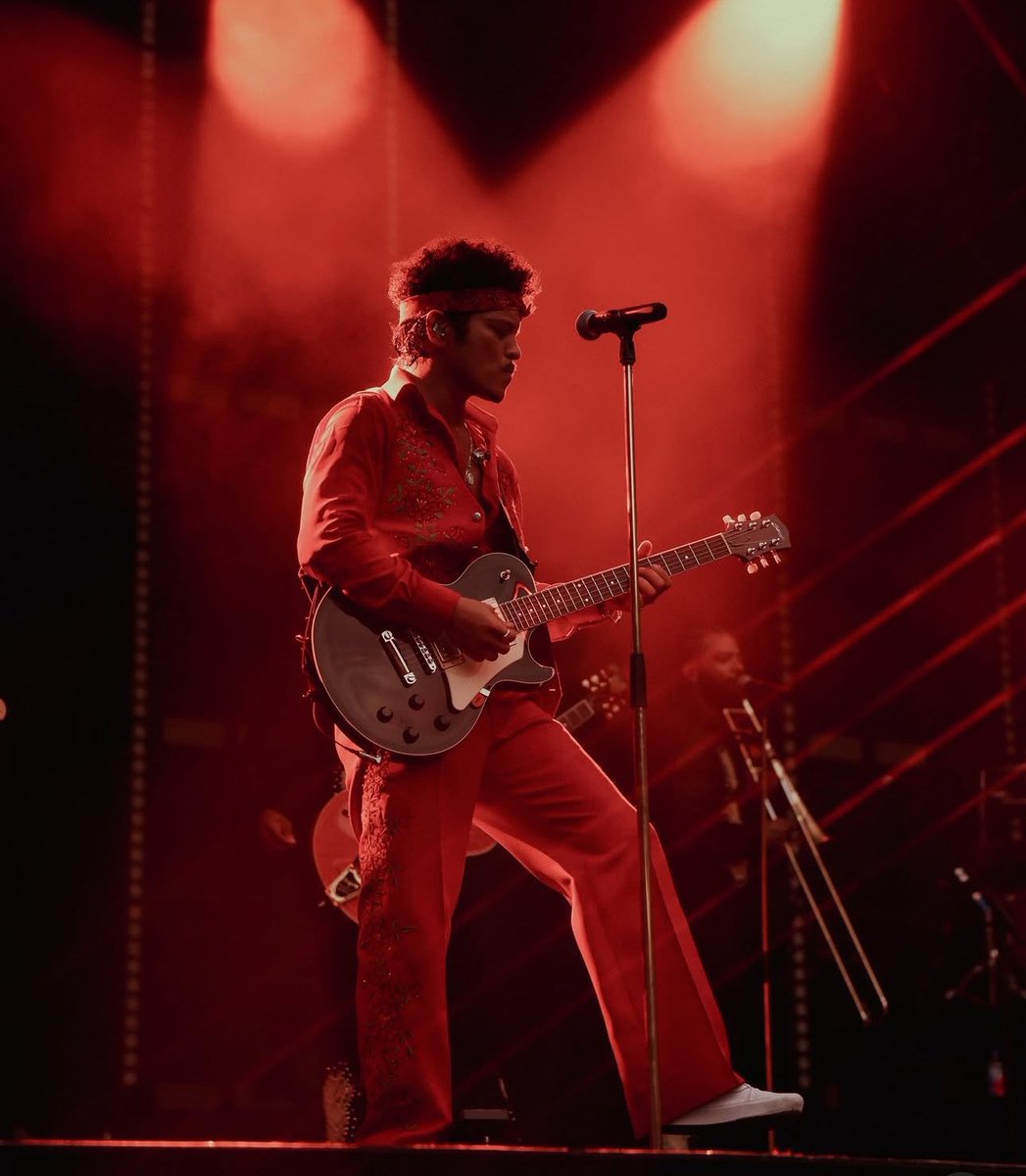 BrunoMarsAccess's tweet photo. APRENDEU COM O MESTRE! Leon Thomas revelou que estudava atentamente os shows de Bruno Mars durante a ‘The Romantic Tour’, onde foi responsável pela abertura de algumas apresentações.

“Eu fazia meu set de 30 minutos, tomava uma ducha rápida e corria para ficar ao lado do engenheiro de som, assistindo e fazendo anotações.”

Leon destacou a atenção de Bruno aos detalhes e os movimentos amplos que ele utiliza para se comunicar com grandes públicos:

“O Bruno é muito meticuloso. Eu o assistia durante as passagens de som repetir uma música 20 vezes para ter certeza de que aquele pequeno detalhe estava certo. Aprendi muito me apresentando para públicos tão grandes. Você precisa fazer muitos movimentos amplos, e absorvi muito do que ele fazia.”

Ele também revelou que os dois conversaram bastante sobre música e sobre o amor que compartilham por Prince:

“Tudo começa com Prince, e Prince é definitivamente a referência de como realmente dominar um palco, tocar alguns instrumentos e levar o público nessa jornada com você.”