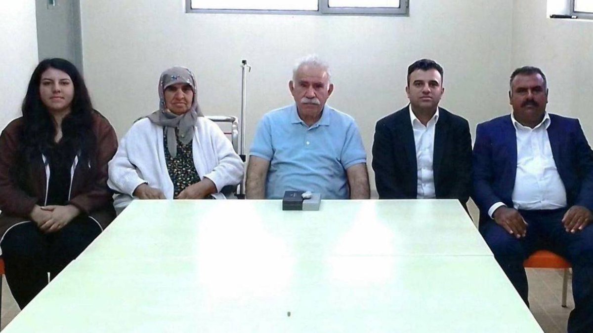 haskologlu's tweet photo. PKK terör örgütü lideri Öcalan'ın ailesi ile çektirdiği fotoğraf paylaşıldı: https://t.co/zqfK7tQ7Z6