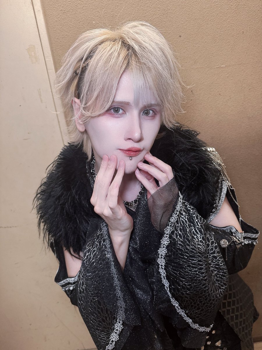 Saiai_Gaku's tweet photo. 池袋EDGEワンマンしょたやん生誕
改めておめでとうね！
これからも最愛の上手ベーシストとして
バンドを支えてね

S/Aチケ前売り50枚ソールド
当日含めてギリ100行ったぞー😇
本当最高主役とのツーショは後ほど！

撮影可『美しい復讐』撮った人よかったらSNSにあげてね🥰 https://t.co/mTuTEbLBUz