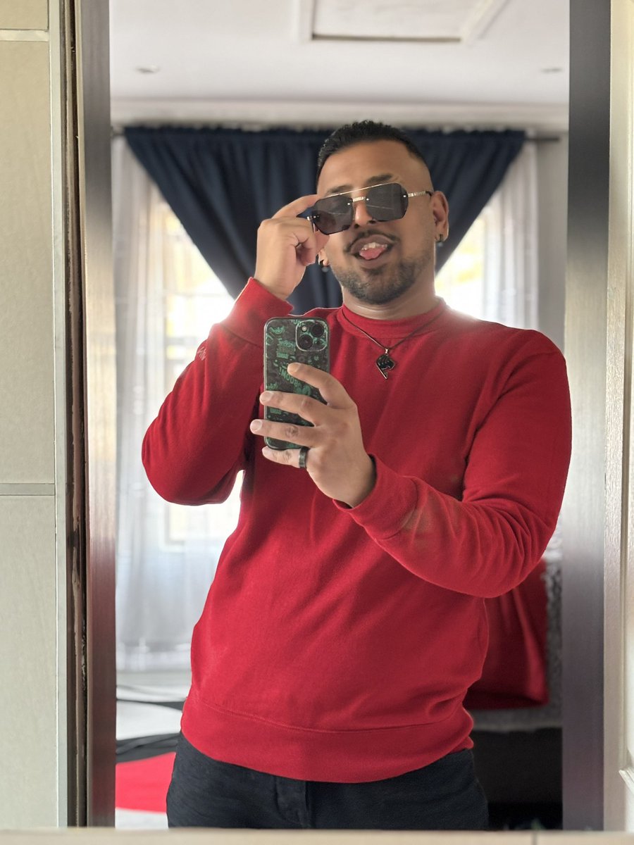 KhivZo's tweet photo. Red-dy or not… here I come 😏 https://t.co/R3h0Ux1MZd