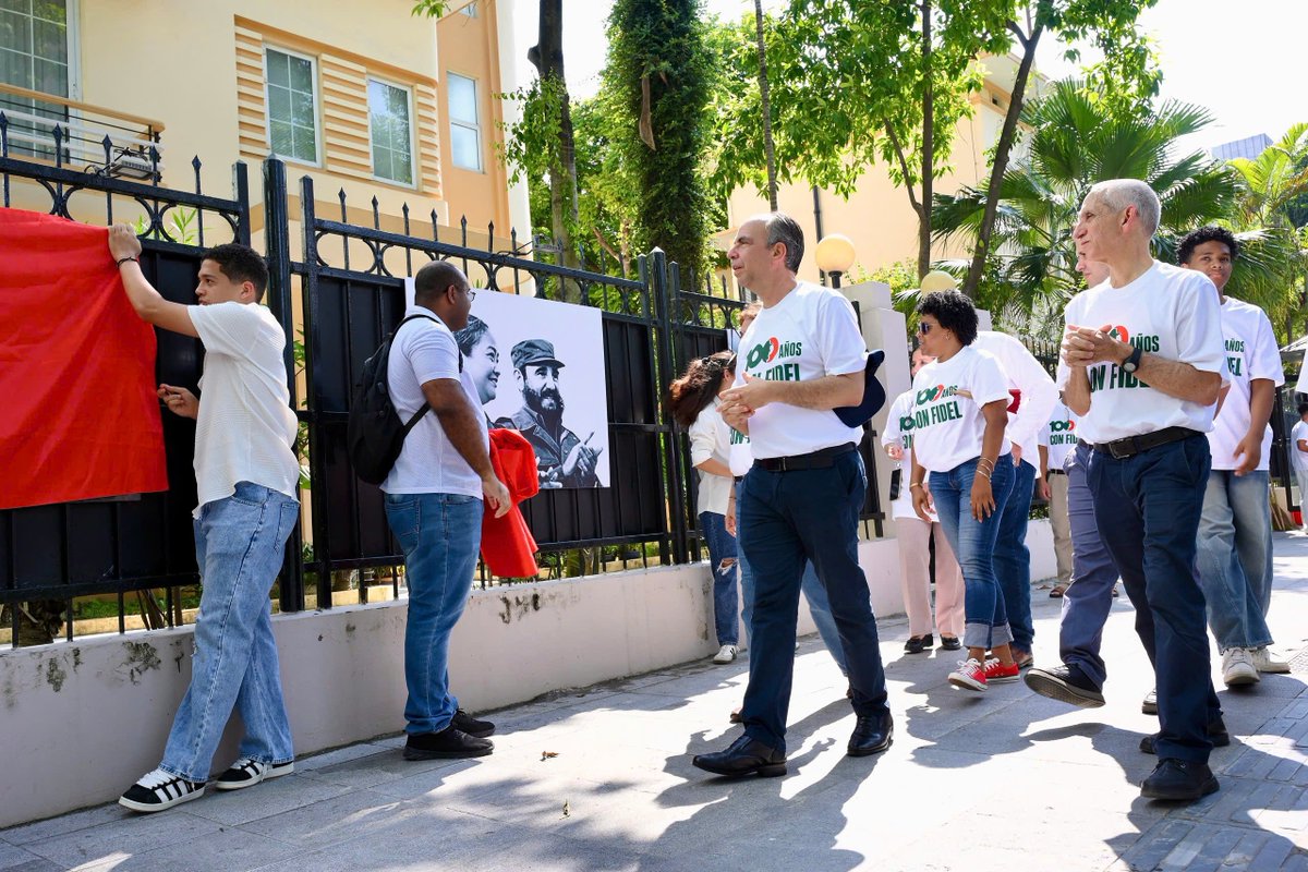 RPolancoF's tweet photo. Hoy convertimos las afueras de @EmbaCubaVietnam en simbólica galería a cielo abierto con la Muestra #100AñosConFidel.

Históricas fotos del entrañable vínculo del Comandante en Jefe con la patria de Ho Chi Minh podrán ser apreciadas por quienes transiten por esta zona de Hanoi. https://t.co/1FKXs0ERS4