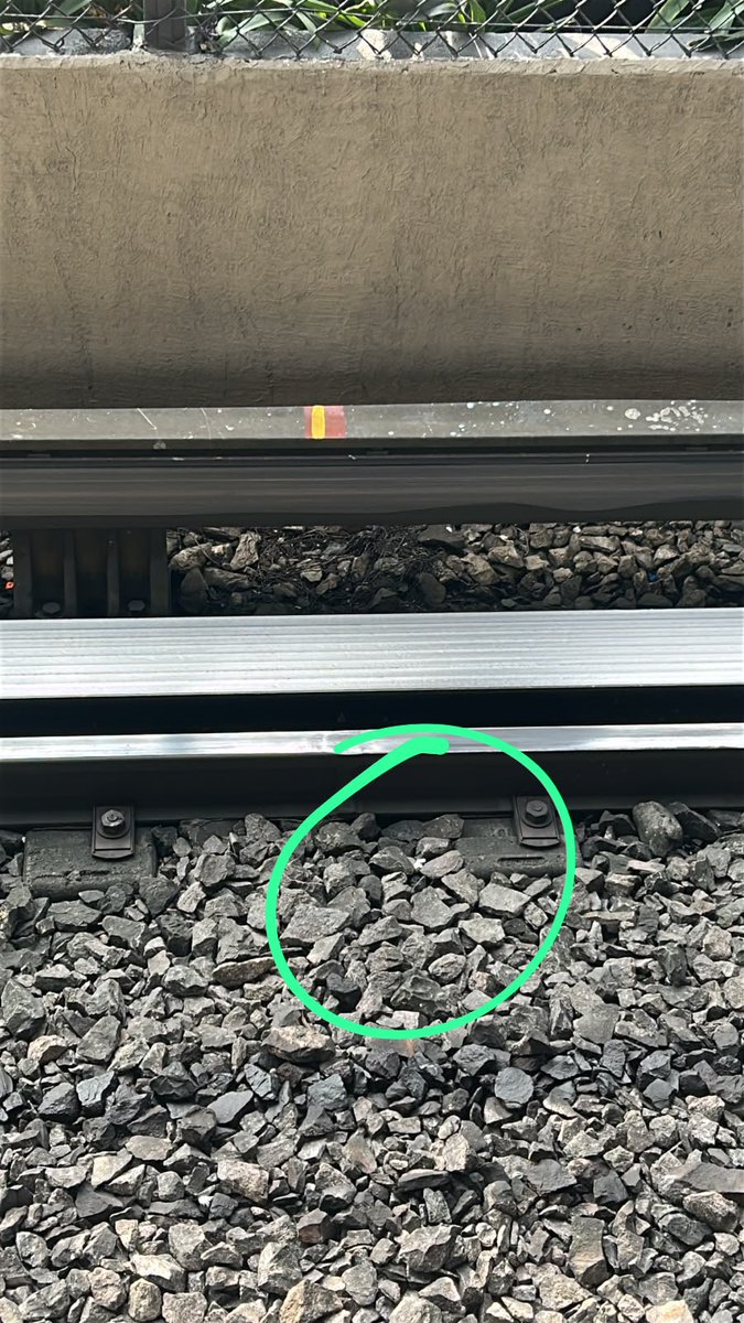 NeroMeneses's tweet photo. @MetroCDMX se me cayó un audífono en la estación Ermita dirección 4 caminos, un oficial muy atento me dijo cuál era el proceso para recuperarlo, solo quería saber si hay forma de asegurarlo ya que la jefa de estación me dijo que no se hacen responsable si se pierde o se hunde… https://t.co/UFB26rARsB
