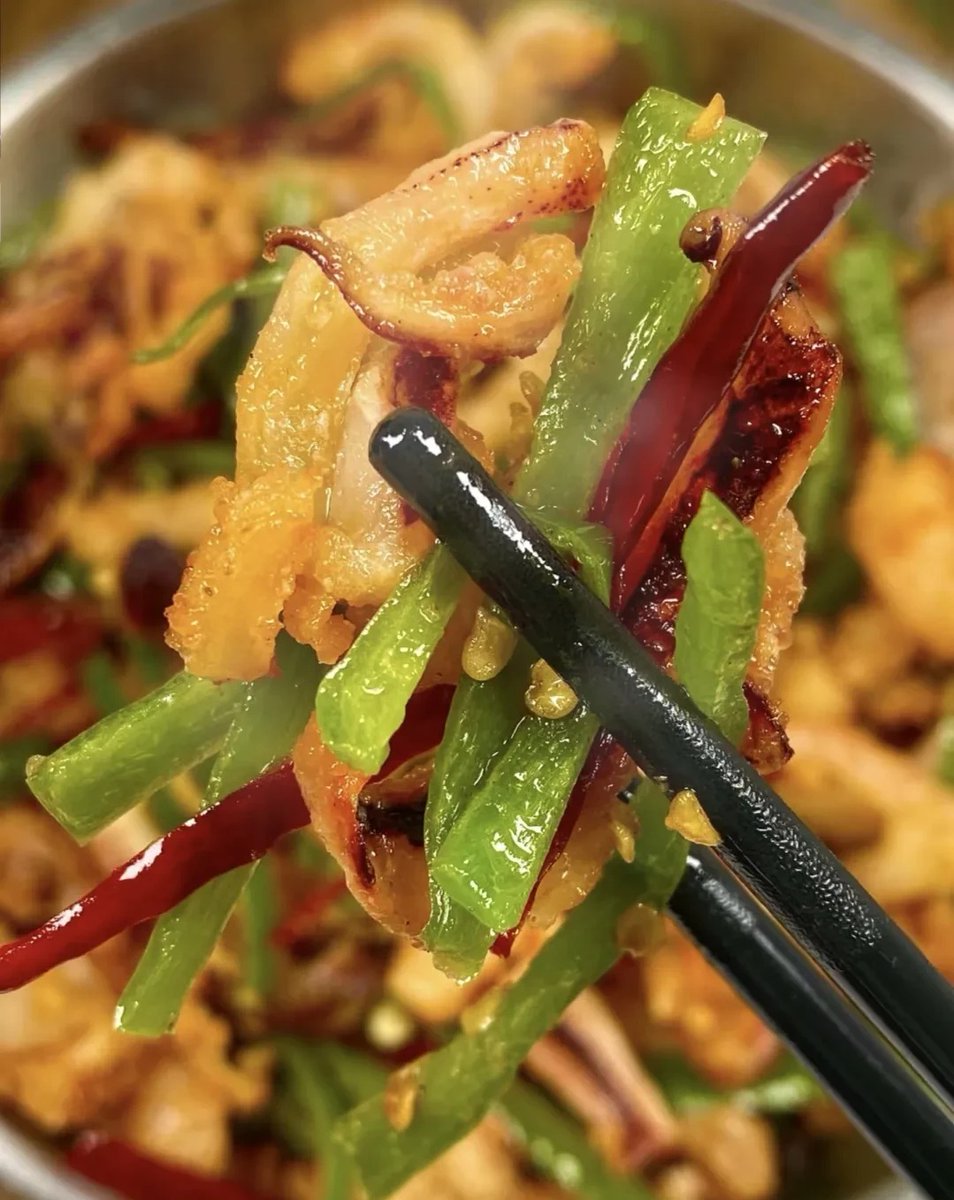 dris97897473's tweet photo. Craving late-night crispy fried squid skewers from the street stall!  Nothing hits better than this warm, chewy street snack. https://t.co/P5WJGYQQ1m
