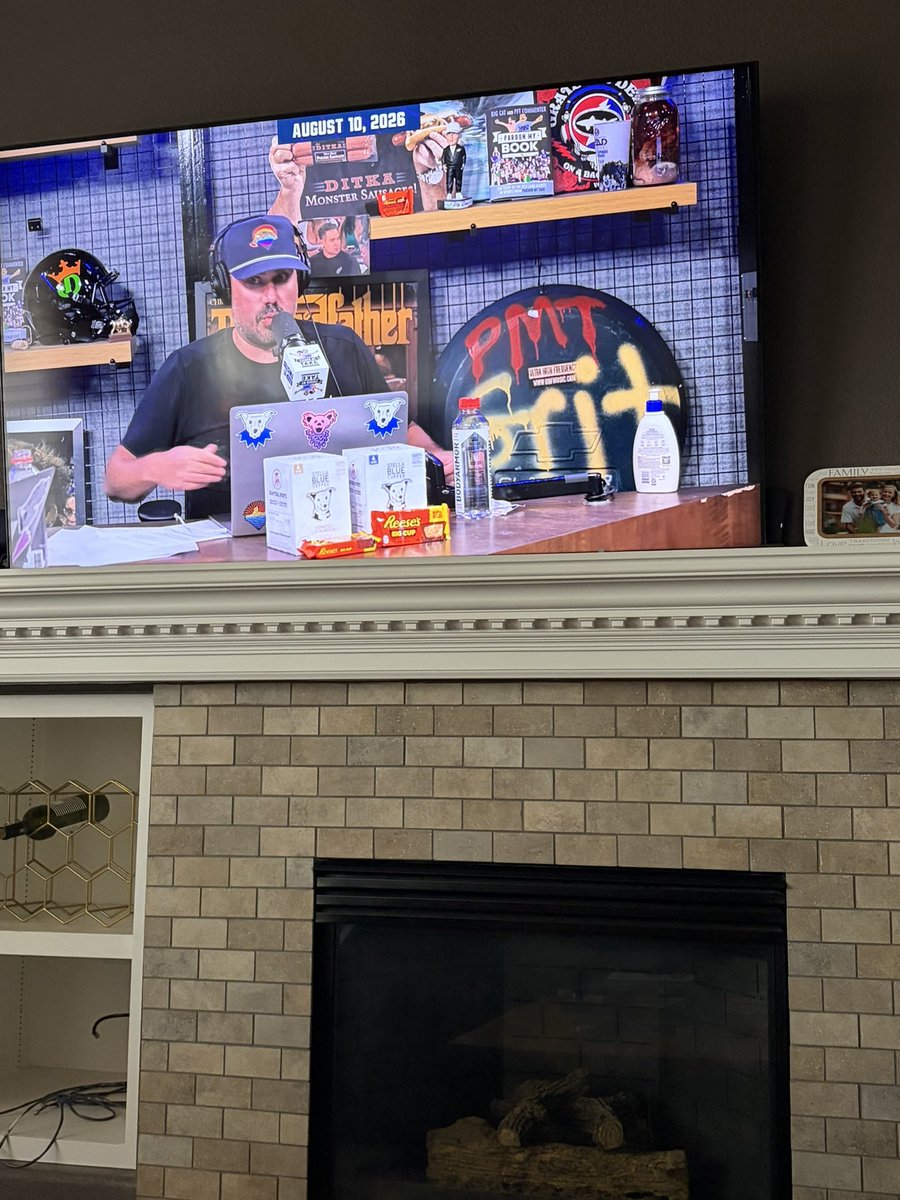 TriPEallday's tweet photo. @BarstoolBigCat what’s the lotion for???? 🤔 https://t.co/sZU5DMBfln