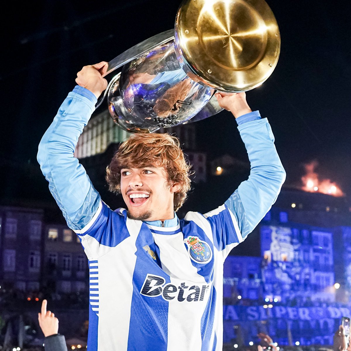 evaprop's tweet photo. Foi especial ver este menino de ouro chegar aos seniores e carregar um monte de animais na sua primeira experiência em contexto de primeira liga

Campeão no 2° ano mesmo com menos destaque, mas a ser muito importante 

Deste lado seguimos a Morahive.

Obrigado por tudo Morinha 💙 https://t.co/0oGloUGHMU