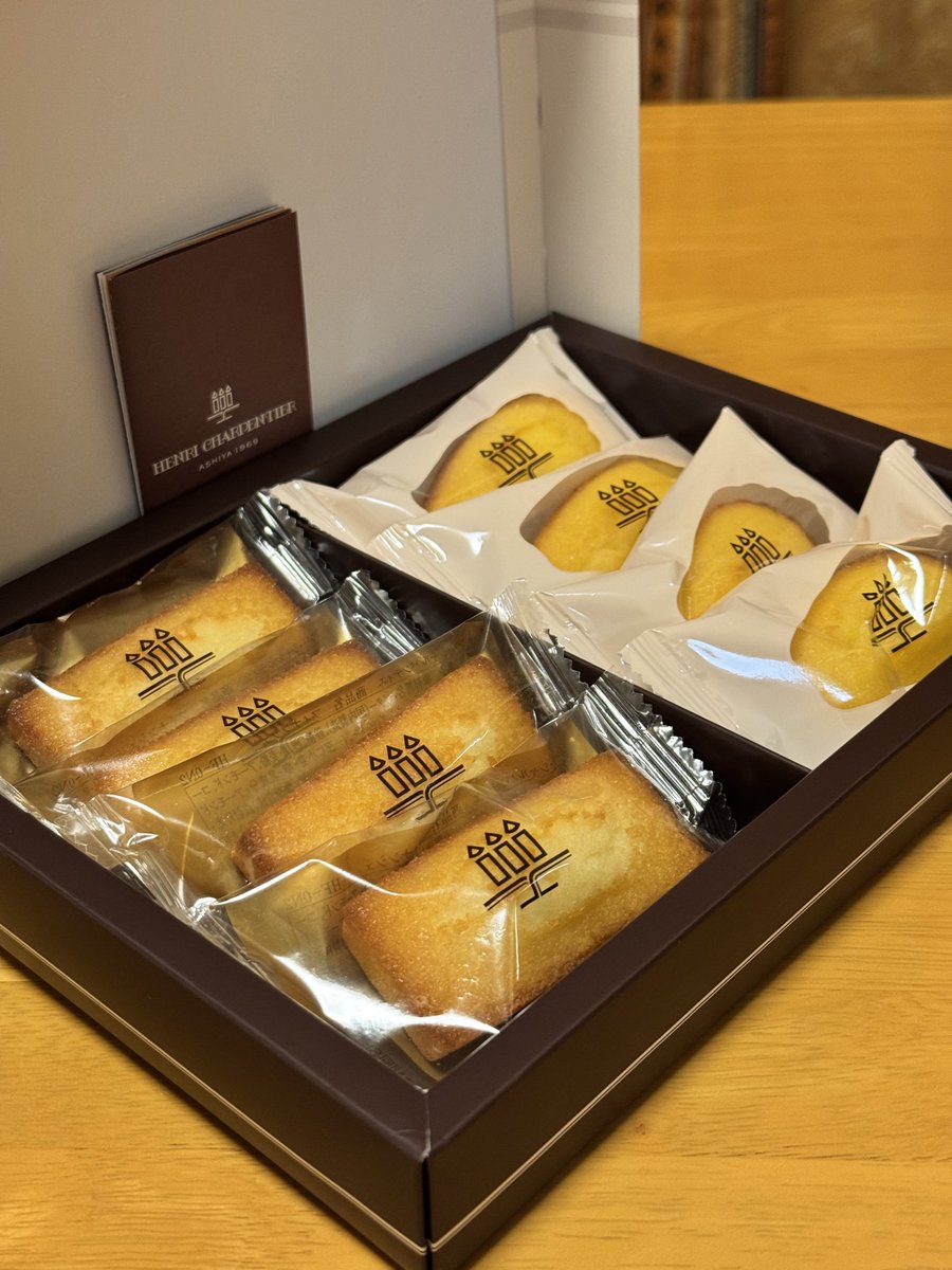 93BNR32's tweet photo. 実家への手土産としてテリーヌの詰め合わせを調達している最中にショーケースを見ていて衝動的にこいつが食べたくなったので自宅用に連れて帰って来た。
#アンリシャルパンティエ
#フィナンシェ
#マドレーヌ https://t.co/UCpNm95jCl