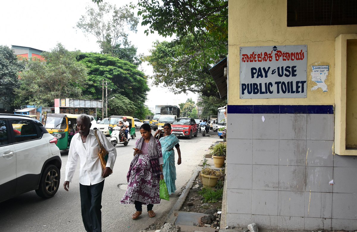 kravi31's tweet photo. Public toilet coverd the footpath at Kengute circle at Nagarabhavi. #GBA, #MLA Munirathna, #CM DK Shivakumar. https://t.co/0HtpMc8vIZ