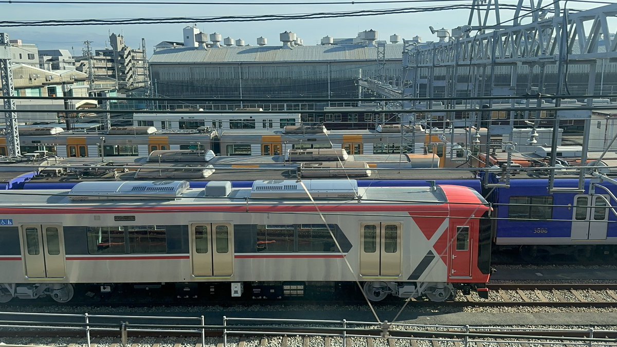 tataro99's tweet photo. 情報量多い尼崎車庫 https://t.co/LWbNALIKmy