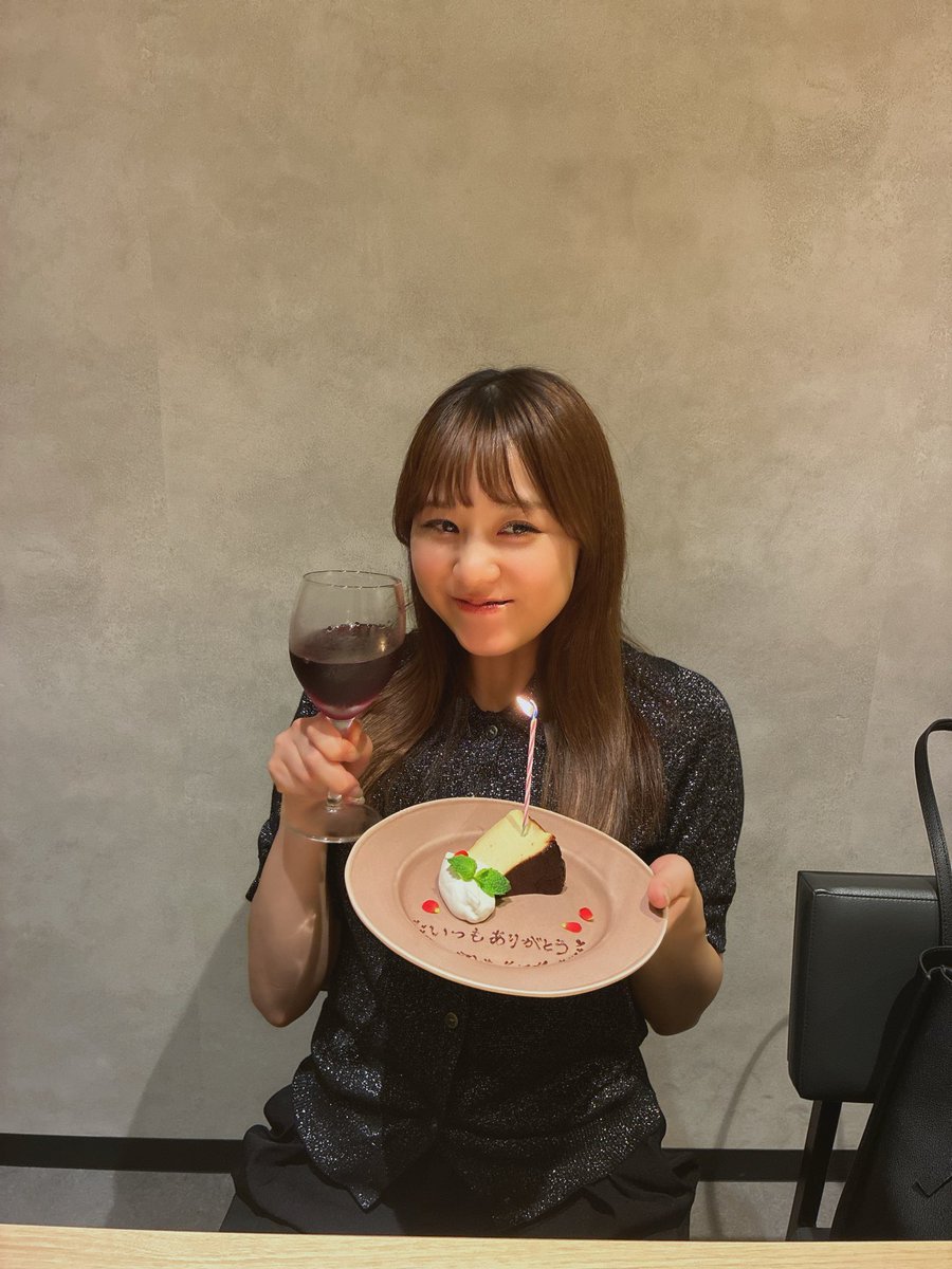 ayu_cotori's tweet photo. 友達(パテシエ)が作ってくれたケーキにワイン🍷
至福のひと時♡
酔っ払った〜 https://t.co/50yTIFuaIU