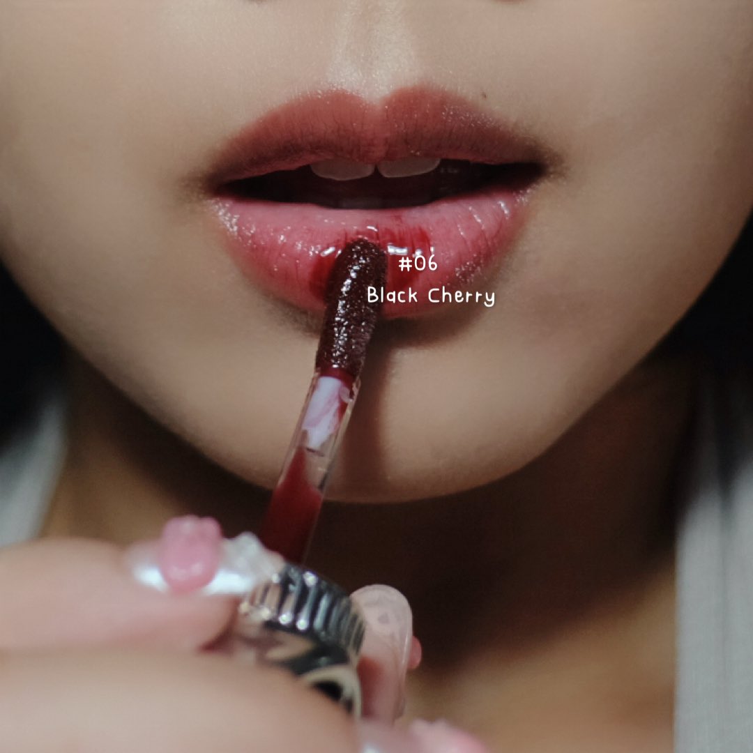sobelle245's tweet photo. สีที่ชั้นให้มงลงคือ 06 Black Cherry ความแดงไวน์ที่ถูกต้อง ให้ลุคฝอที่หรูหรา มาดามแซ่บๆท่านหนึ่ง สวยมากกกกก ตอนแรกแอบกลัวแต่ปาดไปแล้วสวย ชอบบบ https://t.co/38QE1Q3BcC