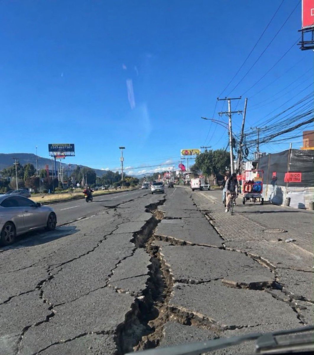 eduardomenoni's tweet photo. 🇨🇴 | URGENTE: Hay daños estructurales en varias edificaciones y en las vías en Cundinamarca tras el terremoto magnitud 7.4 que afectó a Colombia. https://t.co/V9G9z6CN4x