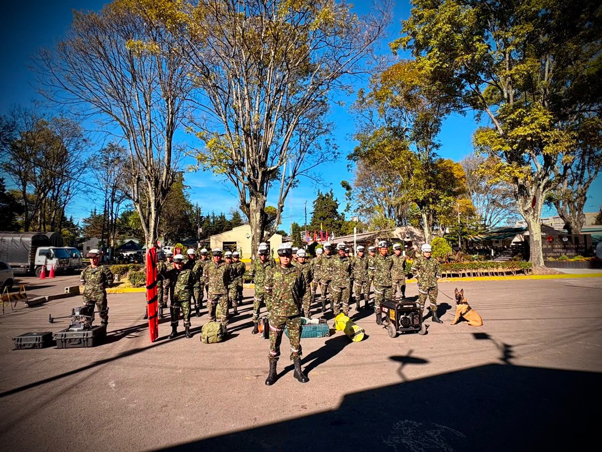 COL_EJERCITO's tweet photo. #AEstaHora | Ante el movimiento telúrico registrado en las últimas horas, cinco pelotones de soldados rescatistas del @Ingenieros_EJC se encuentran en alistamiento para desplegarse a las zonas que puedan requerir atención.

Con capacidades especializadas en búsqueda y rescate en estructuras colapsadas, nuestros soldados cuentan con medios tecnológicos de alta precisión y binomios caninos entrenados para la búsqueda específica de personas.

Mantenemos dispuestas nuestras capacidades para responder de manera oportuna y proteger la vida de los colombianos.

#SiempreATuLado
#NuestroCompromisoEs🇨🇴