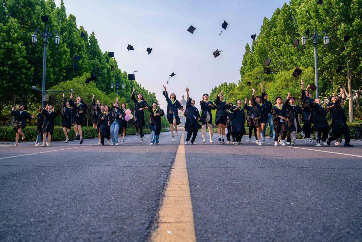 LLittleRage's tweet photo. The quad’s filled with laughter, caps tossed high, and 4 years of late-night cramming suddenly feel like the best chapter yet  #GradSeason2024， https://t.co/6bCSEcYGtm