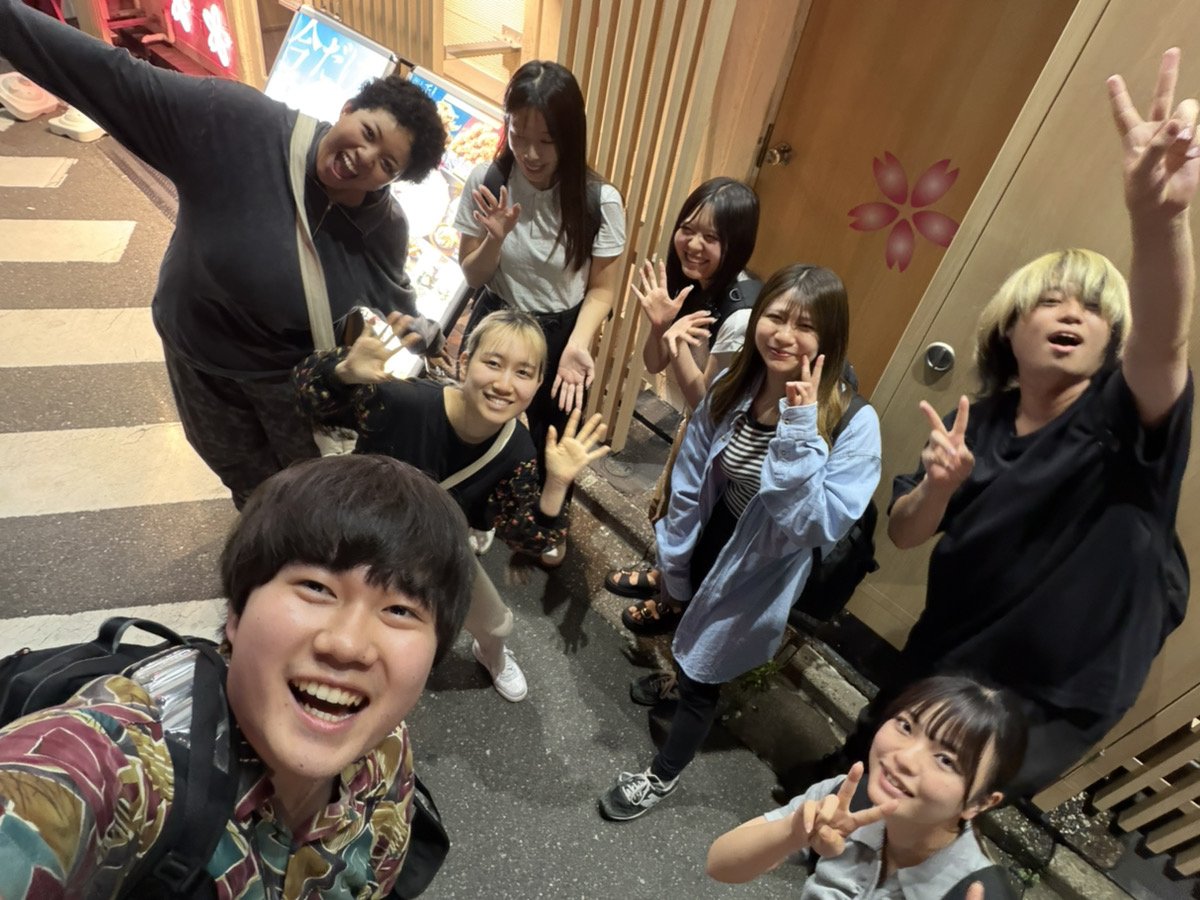 event21_suto's tweet photo. ⭐️思い出PicUP⭐️
6月に東京支店で新卒の歓迎会をしていただきました🤝
支店メンバーで飲みに行けたのは初めてだったので食べ過ぎてしまって…
お腹パンパンで帰った記憶があります笑
#イベント21 #東京 #26卒 #コミュ飲み #福利厚生 https://t.co/Zb8SZMwPaR