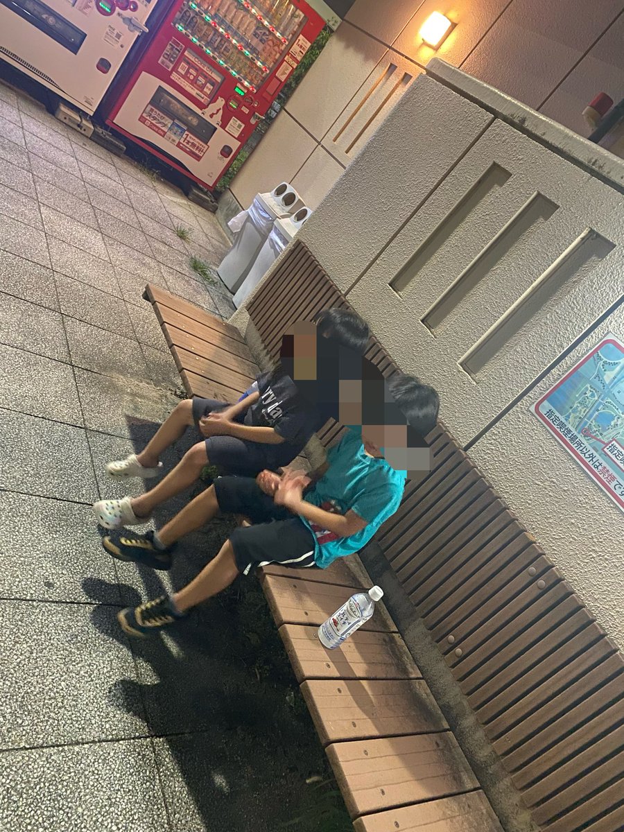 orenomilutanku's tweet photo. 延長最終日は夕飯にお寿司食べて、夜の公園でみんなで鬼ごっことか走り回って楽しかったです🏃‍♂️

帰省3泊4日、とても楽しい時間を過ごせた。
諭吉は18人飛びました。
まぁ。。安い方ですな… https://t.co/XKqtn17g7h