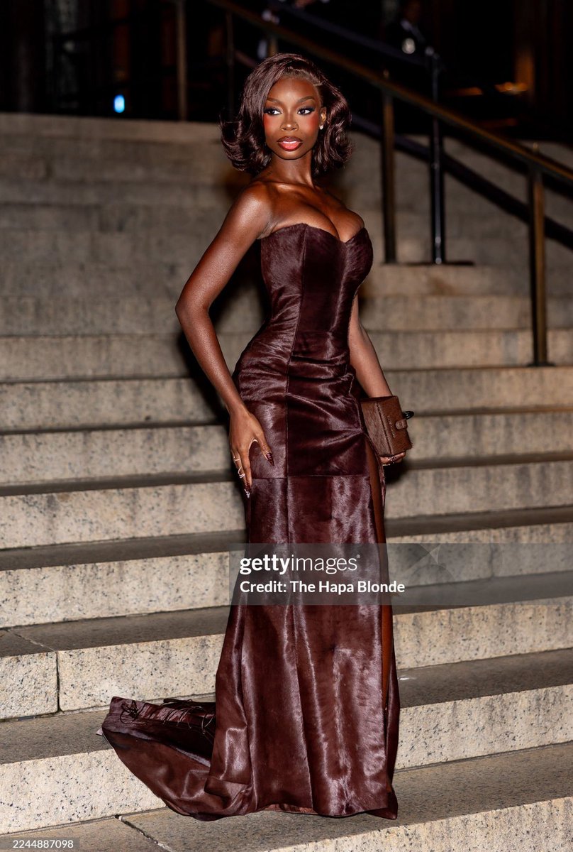rtwtthea's tweet photo. speaking of the CFDAs i want to see olandria in another monotone look again 🙏🏾🙏🏾 down to the matching hair https://t.co/1eUve5omCM