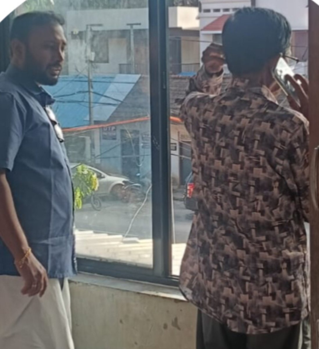 yuvrajsays's tweet photo. For a whole day was fortunate to be with @mohandastg Ji.
In the cyber police station he taught me history, marx, revolution and many.
The man was that much sharp even in police custody.
Fearless as always. https://t.co/uHOTMnvMTn